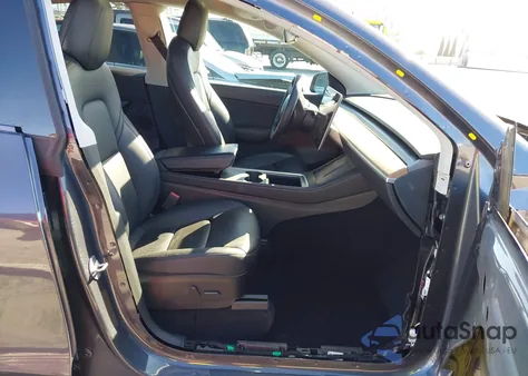 2022 Tesla Model Y Long Range Dual Motor All-Wheel Drive z USA, uszkodzony, nr VIN 7SAYGDEE8NF341622